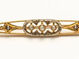 une photo en gros plan d'un bracelet en or et diamants