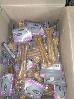 une boîte remplie de friandises pour chiens qui se trouvent dans la boîte