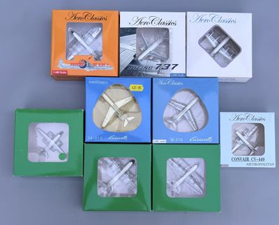 plusieurs cartons contenant des objets divers, posés sur une table