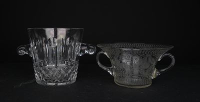 deux vases en verre posés l'un à côté de l'autre sur une table