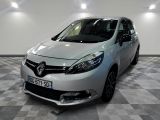 la photo d'une voiture argentée garée dans une salle d'exposition