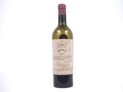 une bouteille de vin posée sur une table