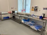 une salle avec beaucoup de tables et de chaises