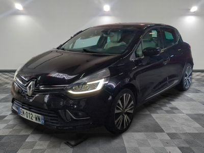 la voiture noire est garée dans le garage sur un sol en damier