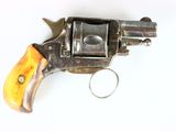 un vieux revolver avec une poignée en bois sur une surface blanche
