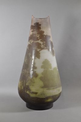 un vase brun et blanc posé sur une table