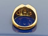 une bague en or sertie d'une pierre bleue