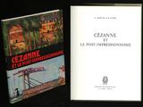 deux livres posés l'un à côté de l'autre sur une table, sur une surface noire
