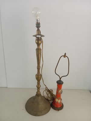 une lampe posée sur une table à côté d'une lampe