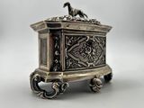 une boîte ancienne en argent surmontée d'un cheval