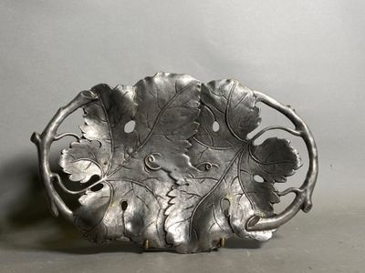 une assiette en argent ornée d'un motif de feuilles