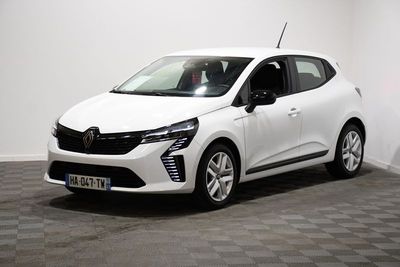 une voiture blanche est garée dans une pièce au sol à carreaux