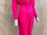 une robe rose sur un mannequin, un mannequin, un mannequin, un mannequin, un mannequin, un mannequin, un mannequin, un mannequin, un mannequin