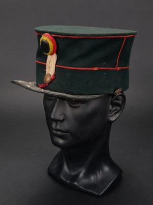 gros plan d'un chapeau sur la tête d'un mannequin