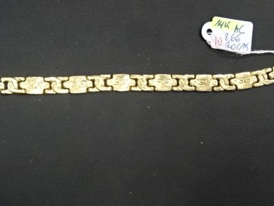 Gros plan sur un bracelet en or portant une étiquette