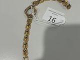 Gros plan sur un bracelet en or portant une étiquette