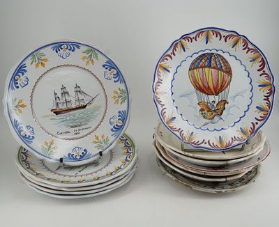beaucoup d'assiettes sur lesquelles est représentée une montgolfière