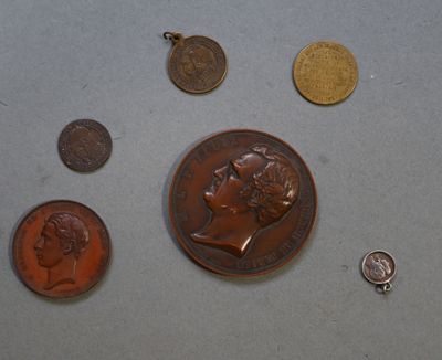 beaucoup de pièces et un penny sur la table