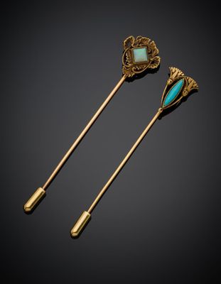 une paire d'épingles à cheveux en verre doré et turquoise