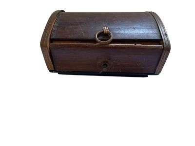 une petite boîte en bois surmontée d'un anneau