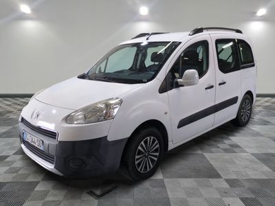la camionnette blanche est garée sur le sol en damier d'une pièce