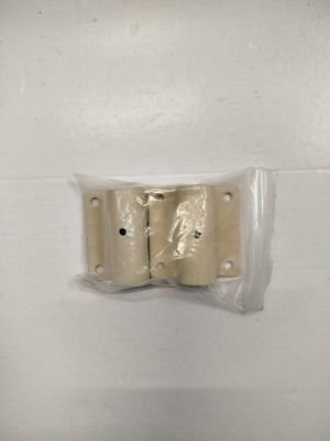 deux morceaux de métal sur une surface blanche