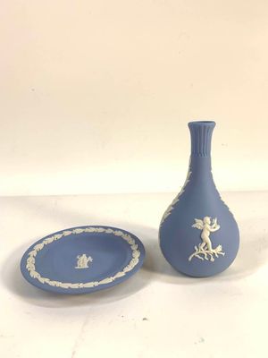 un vase bleu et un bol posés sur une table