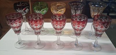 Plusieurs verres à vin sont alignés sur une table dans une pièce