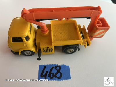 un camion miniature équipé d'une grue à l'arrière