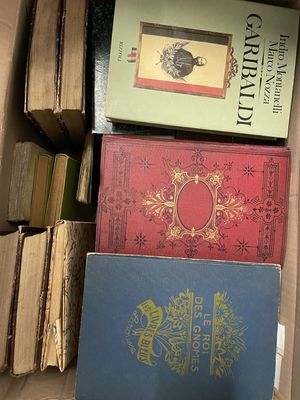 une boîte pleine de livres posée sur une table