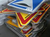 une pile de panneaux de signalisation empilés les uns sur les autres