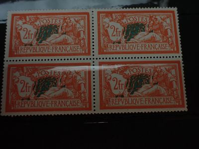 quatre timbres sur lesquels figurent une femme et un homme