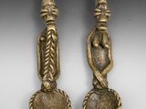 une paire de figurines en bronze représentant un homme et une femme