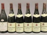 six bouteilles de vin sont alignées sur une table