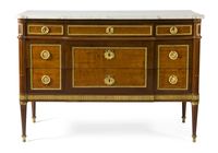 COMMODE EN ACAJOU MOULURÉ