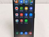 l'arrière d'un téléphone noir dont l'écran affiche diverses applications