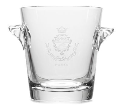 un gros plan d'un vase en verre orné d'un blason