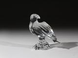 photographie en noir et blanc d'un oiseau en verre posé sur un rocher