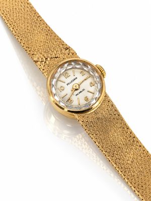 gros plan d'une montre-bracelet en or avec un cadran blanc
