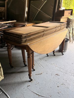 une table dont le plateau est en bois massif