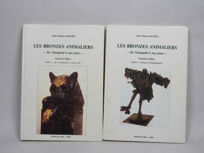 deux livres de sculptures en bronze exposés sur un fond blanc