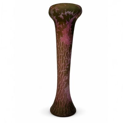 vase violet et vert sur fond blanc, avec un fond blanc