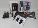 plusieurs photographies en noir et blanc représentant un homme et une femme, posées sur une table