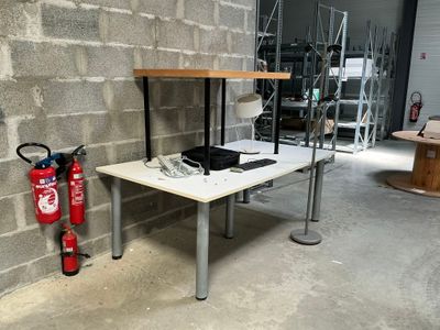 une table avec un extincteur à côté d'un autre extincteur