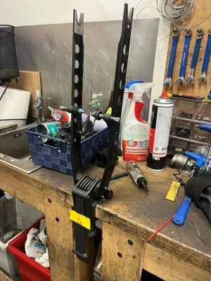 un établi avec des outils dans un garage