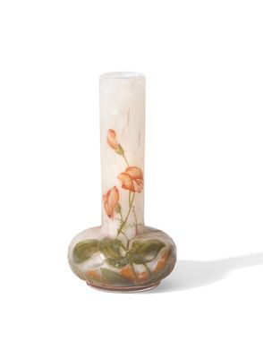 un vase en verre orné d'une fleur, posé sur une table
