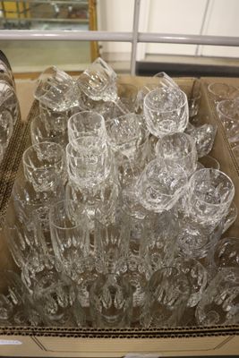 de nombreux verres vides dans une boîte posée sur la table