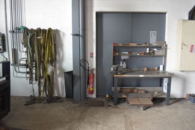 un garage équipé de nombreux outils et d'un extincteur