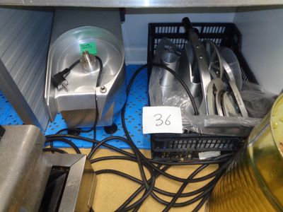 tout un tas d'ustensiles qui traînent sur une étagère
