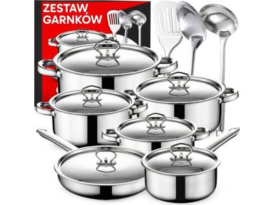 casseroles et poêles en acier inoxydable avec leurs couvercles et leurs cuillères, sur fond blanc